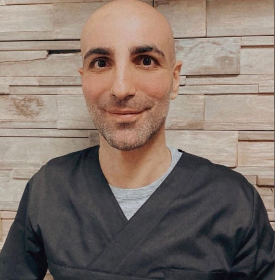 Dr. Issa, Zahnarzt und Praxisinhaber der Zahnarztpraxis Rheinfelden