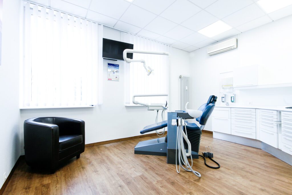 Behandlungszimmer mit moderner Ausstattung – Zahnarztpraxis Issa Rheinfelden