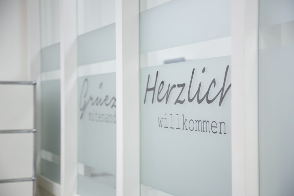Empfangsbereich der Zahnarztpraxis Issa in Rheinfelden